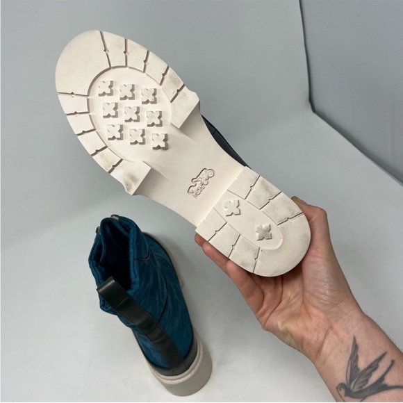 Coach NWOT blue zip up worn winter boots 7.5 - Picture 5 of 10